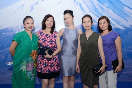Linh Nga lăng-xê lưng trần gợi cảm - 7