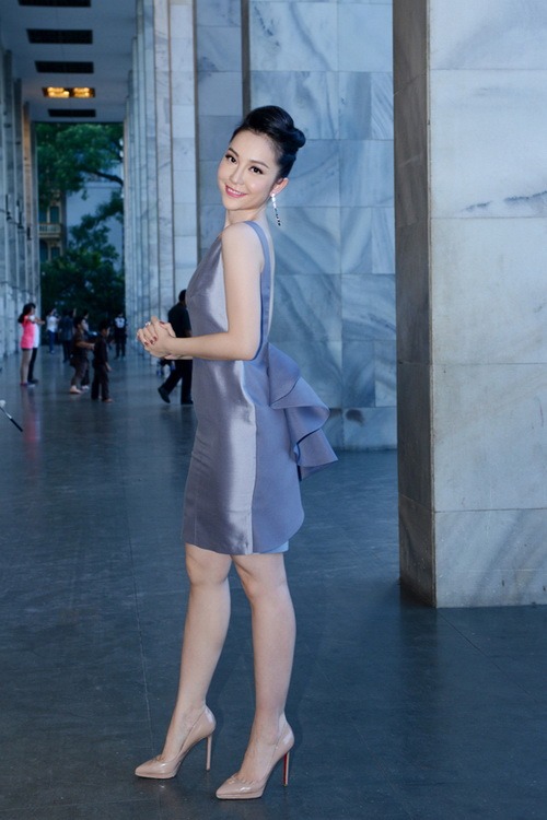 Linh Nga lăng-xê lưng trần gợi cảm - 1