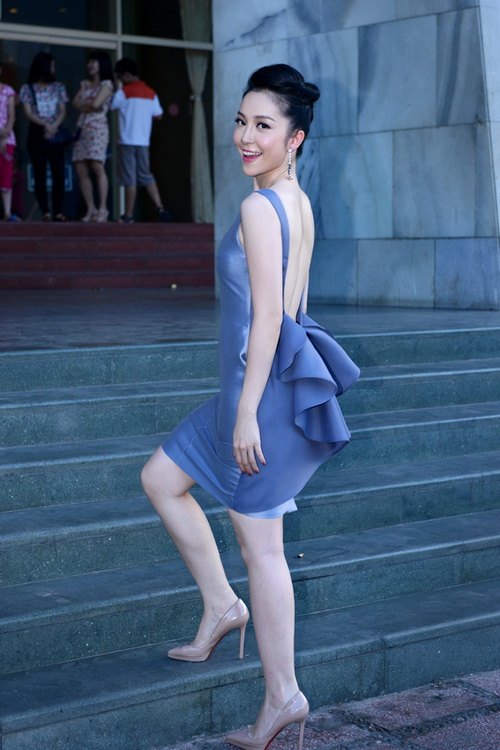 Linh Nga lăng-xê lưng trần gợi cảm - 3