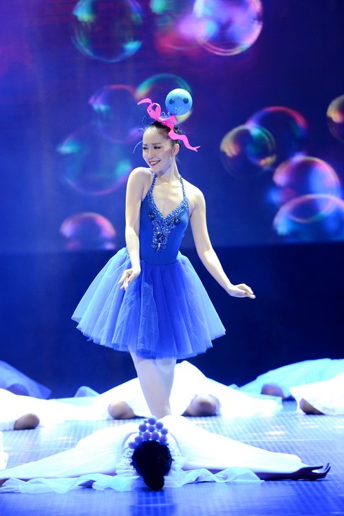 Linh Nga lăng-xê lưng trần gợi cảm - 11