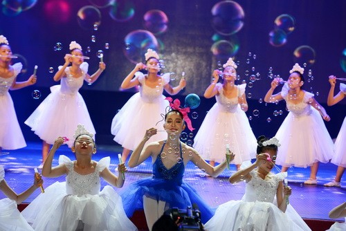 Linh Nga lăng-xê lưng trần gợi cảm - 16