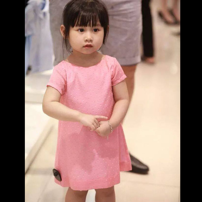Cô con gái đầu lòng của nam diễn viên phim 'Lập trình trái tim' - Minh Tiệp -  và người đẹp Phạm Thùy Dương chào đời ngày 6/12/2011 và có tên khai sinh là Nguyễn Phạm Minh Thùy - ghép từ họ và tên đệm của hai bố mẹ.
