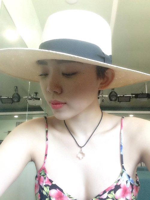 Sao Việt chống nóng bằng áo 2 dây sexy - 4