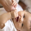 Làm mẹ - Bé mọc răng sớm ăn mấy cũng còi?