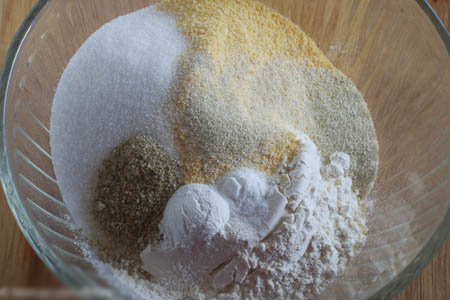 Xúc xích tẩm bột ngô chiên cho bé - 1