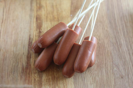 Xúc xích tẩm bột ngô chiên cho bé - 3