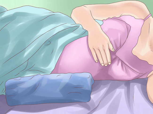 Mẹ bầu cũng nên sử dụng gối ôm hình như U, I, C để hỗ trợ giấc ngủ và giúp mẹ có tư thế nằm thoải mái, không đau lưng.
