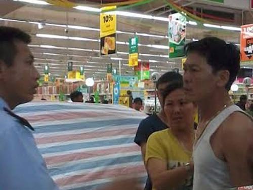 Nhân viên BigC ném cá vào mặt khách hàng - 1