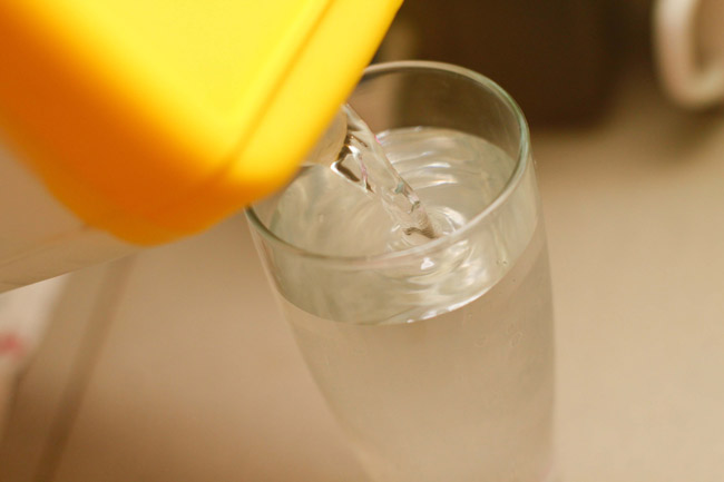 Uống nhiều nước giúp làn da luôn đủ nước và tốt cho việc tuần hoàn máu trong cơ thể.
