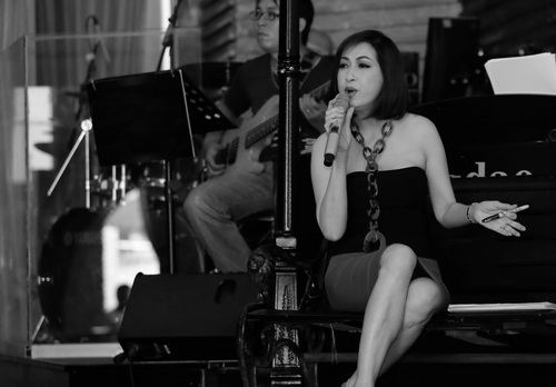 Vẻ đẹp Ý Lan tuổi 60 khiến quot;hoa ghen thua thắmquot; - 14