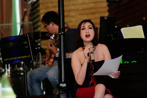 Vẻ đẹp Ý Lan tuổi 60 khiến quot;hoa ghen thua thắmquot; - 9