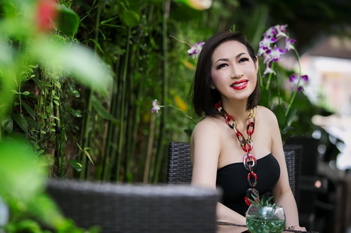 Vẻ đẹp Ý Lan tuổi 60 khiến quot;hoa ghen thua thắmquot; - 4