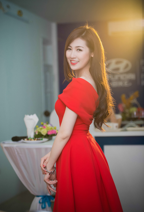 Á hậu Tú Anh rực rỡ như đoá hồng - 13