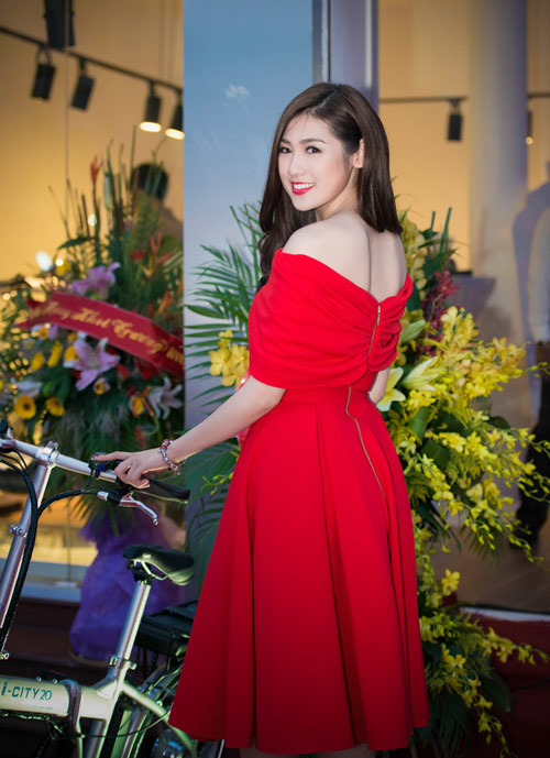 Á hậu Tú Anh rực rỡ như đoá hồng - 3
