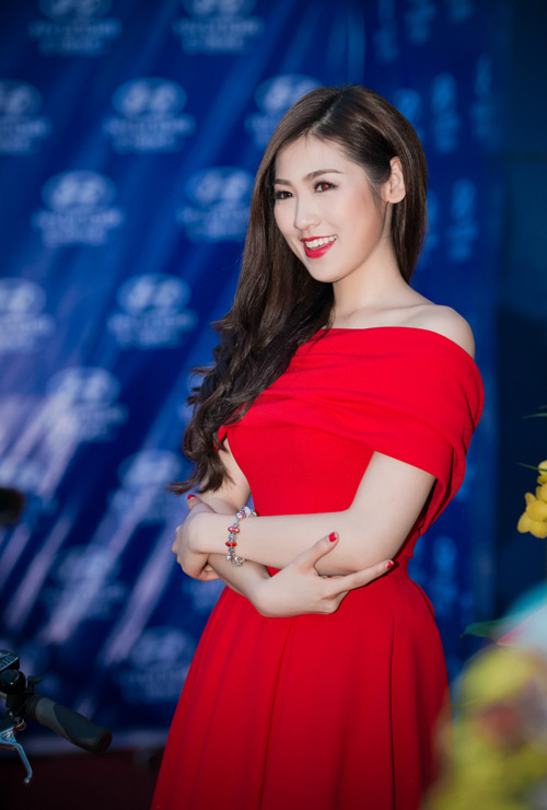 Á hậu Tú Anh rực rỡ như đoá hồng - 1