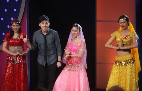 Vợ chồng Hoài Linh bối rối khi gặp fan cuồng - 2