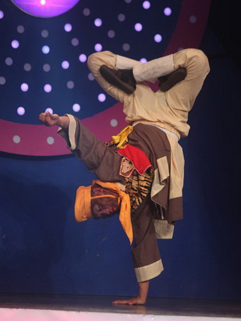 Vợ chồng Hoài Linh bối rối khi gặp fan cuồng - 8