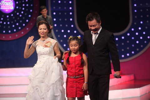 Vợ chồng Hoài Linh bối rối khi gặp fan cuồng - 5