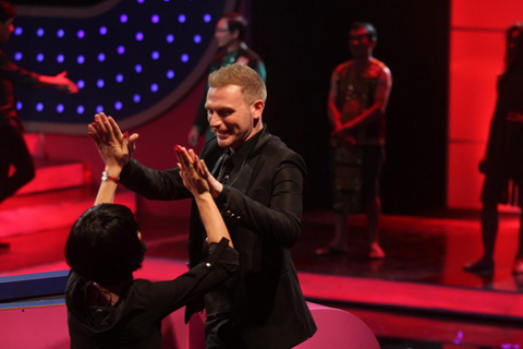 Vợ chồng Hoài Linh bối rối khi gặp fan cuồng - 11