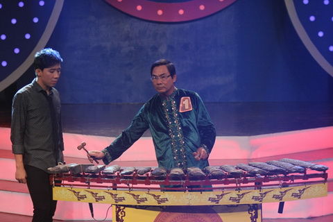 Vợ chồng Hoài Linh bối rối khi gặp fan cuồng - 6