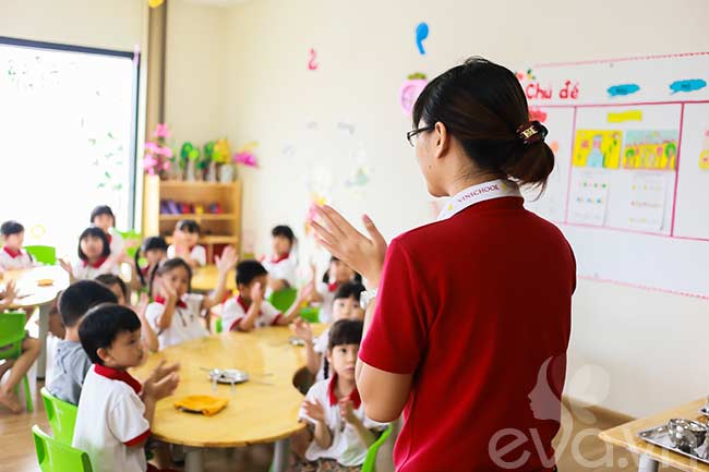Trong khi chờ đợi một giáo viên đang chuẩn bị thức ăn, giáo viên còn lại sẽ tổ chức một vài trò chơi nhỏ cho trẻ nhằm tạo không khí vui vẻ, hứng khởi trước bữa ăn.
