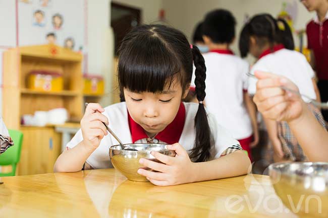 Các bé có thể tự xúc ăn, hoặc giáo viên sẽ hỗ trợ. Sau bữa cơm sẽ có món tráng miệng.
