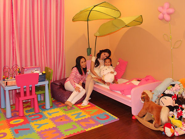 Phòng của cô công chúa nhỏ nhà Việt Hương. Chiếc đèn ngủ có hình dáng khá đặc biệt và bắt mắt.
