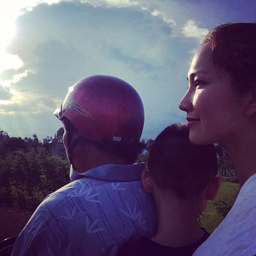 Kim Hiền nhí nhảnh đi xe máy cùng Sonic - 1