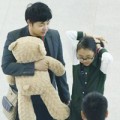 Làng sao - Phương Mỹ Chi ôm gấu bông đi Úc lưu diễn