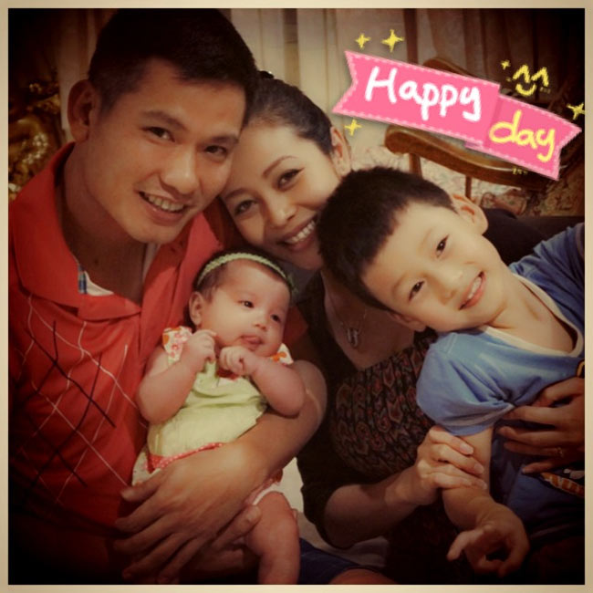 Gia đình hạnh phúc của Jennifer Phạm bên chồng và hai con: bé Na và anh trai Bảo Nam
