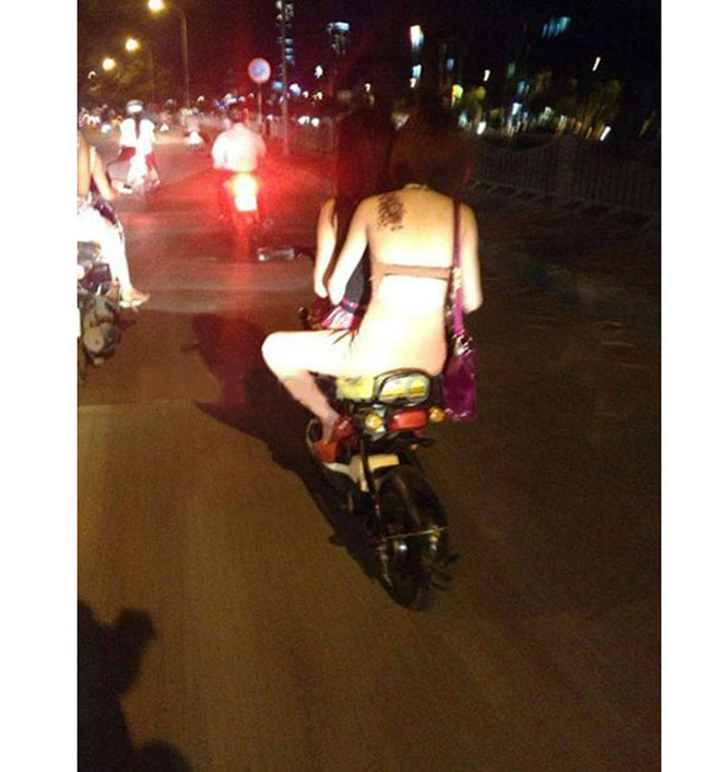 Cô gái chỉ mặc nội y, ngồi xe máy từng gây xôn xao cư dân mạng.
