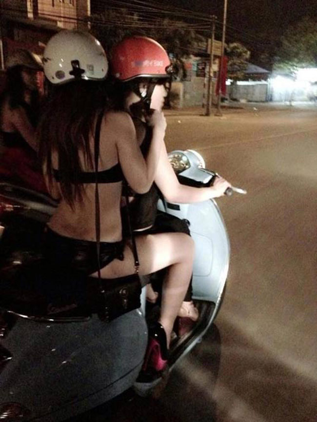Gần đây, liên tiếp hình ảnh các cô gái phô diễn nội y, ngồi xe máy xuất hiện càng nhiều trên đường phố.
