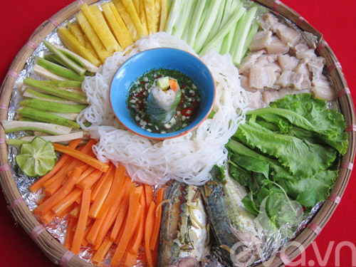 Cá hấp cuốn bún và rau củ - 12