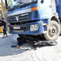 Tin tức - Chạy cắt ngang mặt xe tải, hai chú cháu trọng thương
