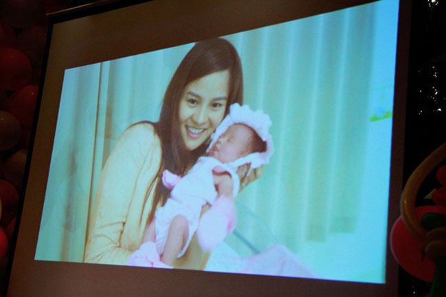 Trong dịp mừng thôi nôi bé Anna ngày 2/3/2014 vừa qua, Vũ Thu Phương cũng đã công bố những bức ảnh độc ngày cô sinh con. 
