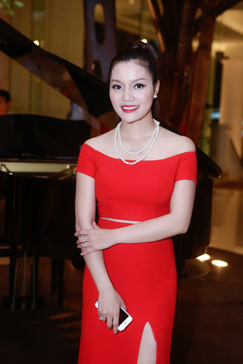 Ca sĩ Ngọc Anh sau khi bơm cằm... - 8