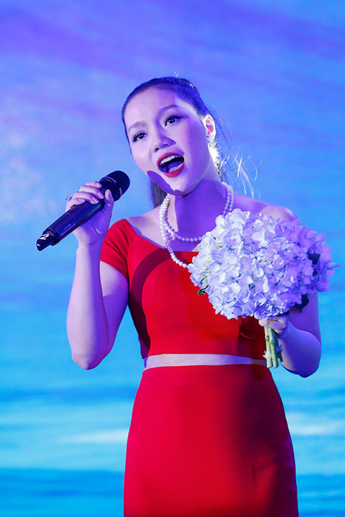 Ca sĩ Ngọc Anh sau khi bơm cằm... - 10