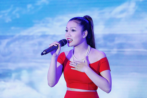 Ca sĩ Ngọc Anh sau khi bơm cằm... - 11