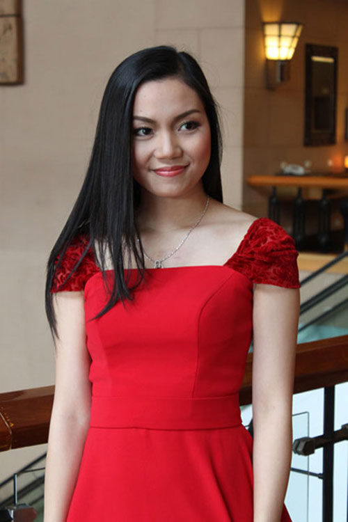 Ca sĩ Ngọc Anh sau khi bơm cằm... - 1