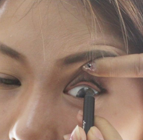 Cô gái xấu thành xinh sau 5 phút make-up - 9