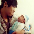 Làm mẹ - Bố 9x hát ru con ngủ gây cảm động