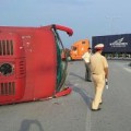 Tin tức - Phút sinh tử của 40 hành khách trên chiếc xe lật nghiêng