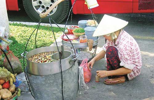 Thức ăn đường phố, bẩn vẫn đắt hàng - 1