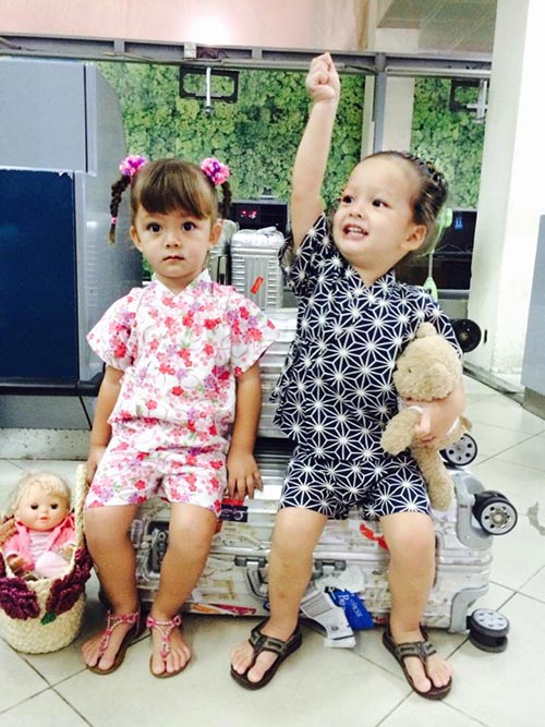 Hai con Hồng Nhung theo chân mẹ ra Hà Nội - 1