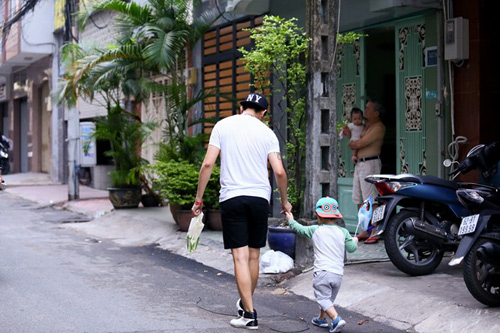 Vắng vợ, Tim đưa con trai cưng dạo phố - 8