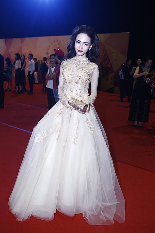 Lý Nhã Kỳ đẹp như quot;nữ thầnquot; tái xuất showbiz - 11