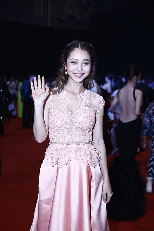 Lý Nhã Kỳ đẹp như quot;nữ thầnquot; tái xuất showbiz - 6