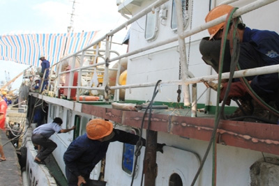 Trắng đêm “hồi sức” cho những “chiến mã” Hoàng Sa - 1