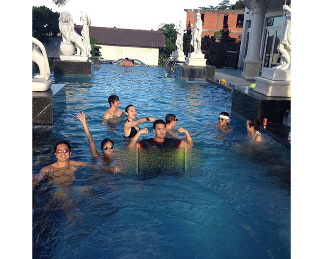 Một nơi yêu thích khác trong gia đình Hà Tăng là bể bơi sang trọng.
