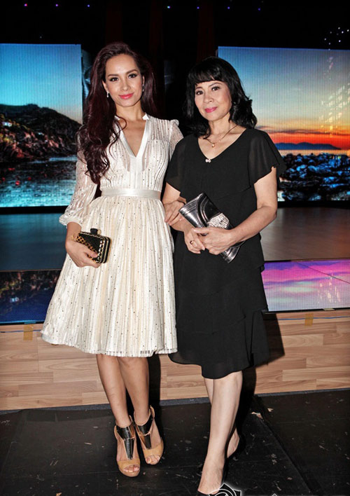 Top 5 bà mẹ ăn mặc sang trọng của sao Việt - 13